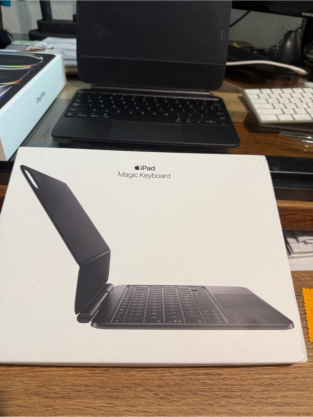Apple iPad Pro 11-inch Wi-Fi + cellular with Magic key Keyboard & covers
256GB - Picture 8 of 12